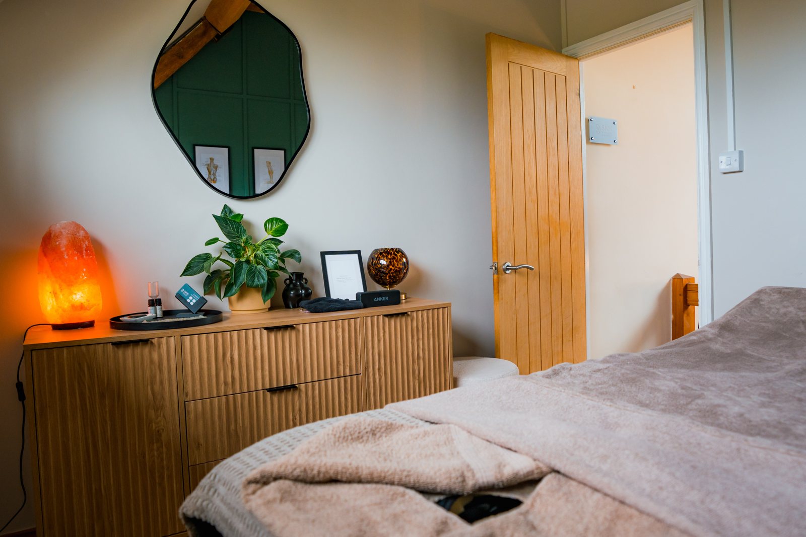 The treatment room, with the salt lamp