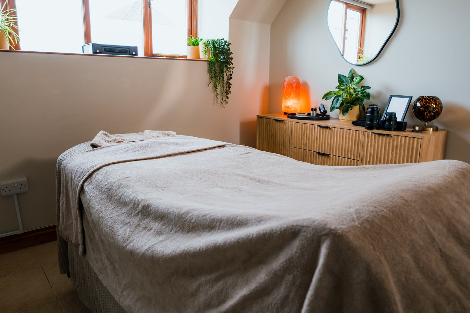 The treatment room, mirror side